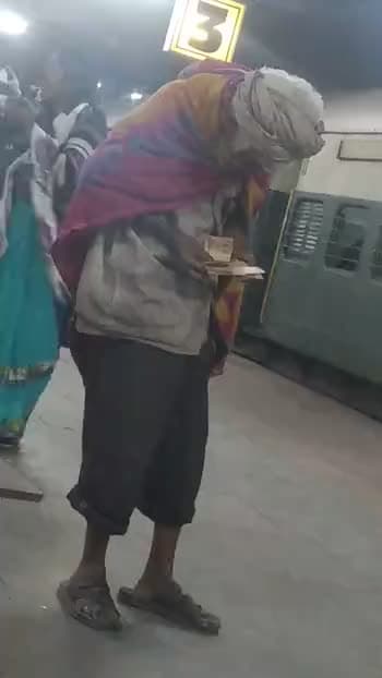 @national_news Black Money K Sath Desh Ka Gareeb.. #Demonitisation #Poor #Hungry #Poverty