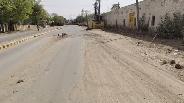 नागोर#मूंडवा नगर पालिका क्षेत्र की टूटी सड़क बीच रास्ते में पत्थर रखे आमजन हो रहा परेशान#