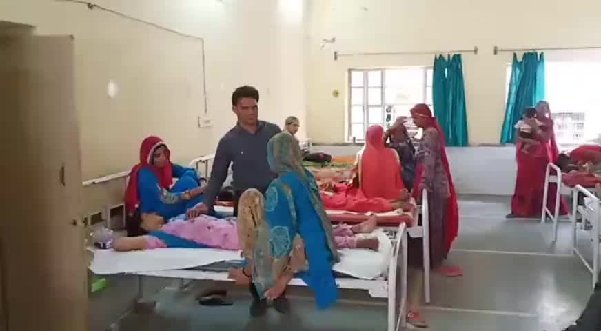 बीकानेर के खाजूवाला चिकित्सालय में नसबंदी शिविर का आयोजन हुआ, जिसमें कुल 62 महिलाओं व पुरुषों की हुई नसबंदी