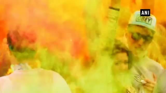 यूपी के मुख्यमंत्री योगी आदित्यनाथ ने खेली होली, लोगों को दी बधाई #holi #cmyogi #greetings