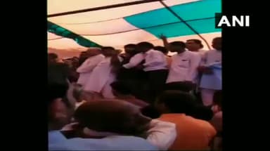 यूपी: संभल में बीजेपी के 'होली मिलन' कार्यक्रम के दौरान गिरा स्टेज, कई लोग हुए घायल #bjp #stagecollapse