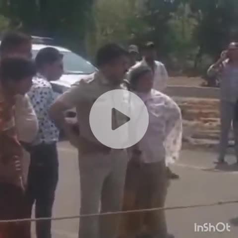 बीच सड़क चटाई बिछाकर बैठे किसानः असिंचित जमीन पर मुआवजे की मांग; 2 घंटे बाद तहसीलदार के आश्वासन पर हटे