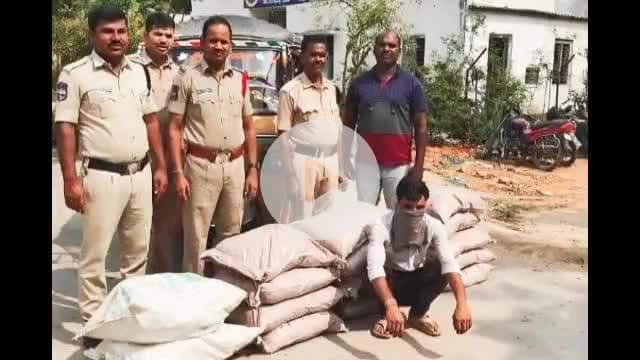 గుండ్లపల్లి: డిండి చౌరస్తా వద్ద ఆటోలో అక్రమంగా తరలిస్తున్న నల్ల బెల్లం, పట్టికను స్వాధీనం చేసుకొని నిందితుడిని అరెస్టు చేసిన పోలీసులు
