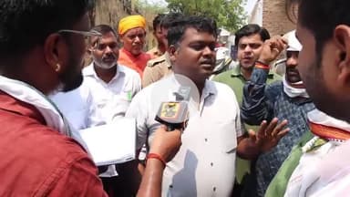 झाँसी रक्सा मे नलों मे गन्दा पानी आने की वजय से युवा चढ़े पानी की टंकी की ऊपर घंटो मसकत के बाद अधिकारीयों ने नीचे उतरवाया एक अधिकारी ने साफ़ पानी देने के लिए खिलवाई माँ कसम #bundelkhand #jhansi #jalnigam #latest #teesriankhnews