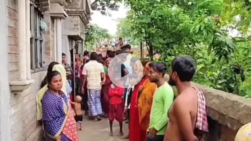 সুতি ১: আহিরণ মাঠপাড়া এলাকায় স্ত্রীকে কুপিয়ে খুনের অভিযোগ স্বামীর বিরুদ্ধে, তদন্তে পুলিশ