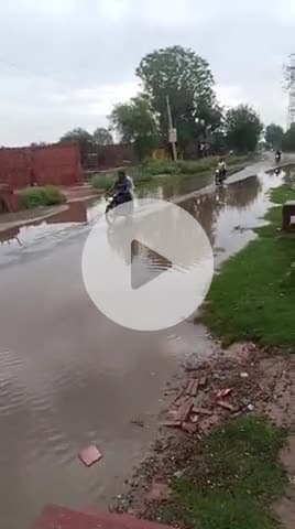 @yah Surat ka state mega highway Jo Bharat se Bharatpur se lekar Gangapur ki or jata hai is road per Bhari barsat ke Kar