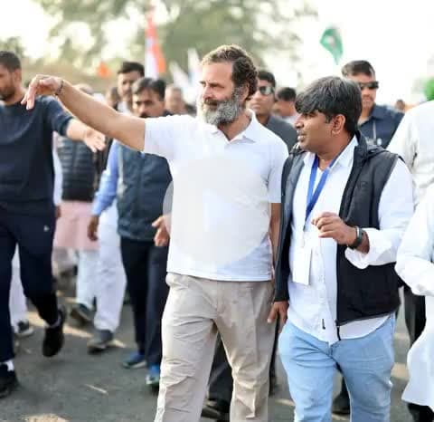 देश के लोगों की बात रखने वाले! सच का साथ देने वाले! तानाशाही से आंख में आंख डाल कर बात करने वाले! हमारे नेता श्री RahulGandhi जी को जन्मदिन की ढेरों शुभकामनाएं💐🎂
#HappyBirthdayRahulGandhi