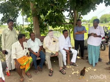 రఘునాథపల్లె: మాదారంలో ఇందిరమ్మ ఇండ్ల కొరకు ఇసుక తరలింపు వ్యవసాయ భూమి అడ్డుగా ఉండగా రైతునుఅడ్డుకోవద్దని కోరిన గ్రంథాలయసంస్థ చైర్మన్