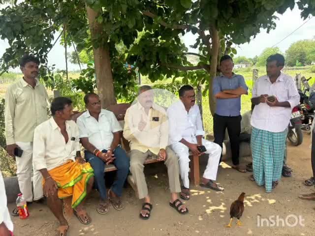 రఘునాథపల్లె: మాదారంలో ఇందిరమ్మ ఇండ్ల కొరకు ఇసుక తరలింపు  వ్యవసాయ భూమి అడ్డుగా ఉండగా రైతునుఅడ్డుకోవద్దని కోరిన గ్రంథాలయసంస్థ చైర్మన్