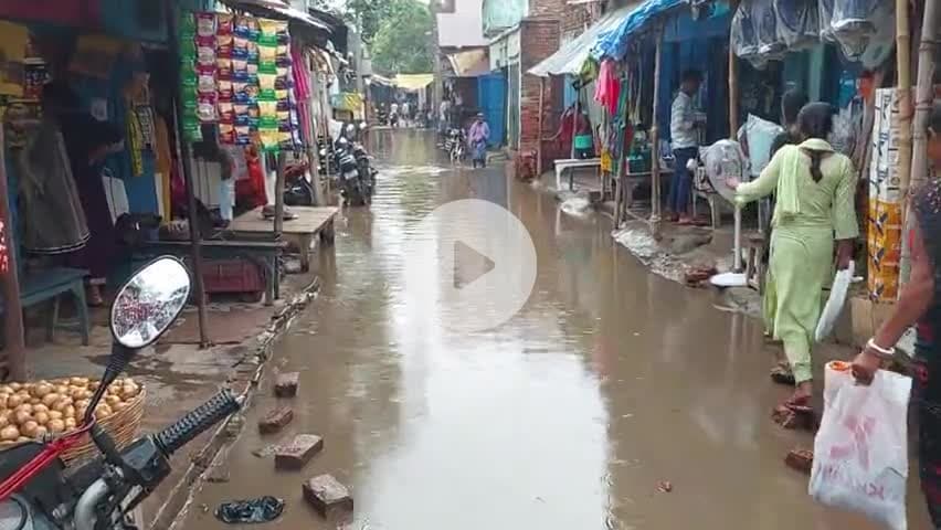 okari bajar me road ka Pani ka nikash nahi hone ke Karan aam logo ko ho rahi Parshani