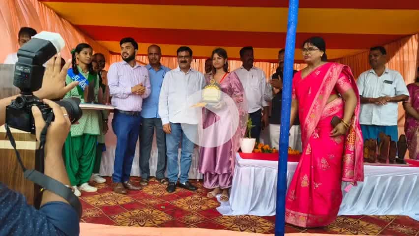 सासंग+2 उच्च विद्यालय के 10वीं एवं 12वीं के टॉपर छात्र छात्राओं को किया गया सम्मानित। #latehar #sasang #jmm #education