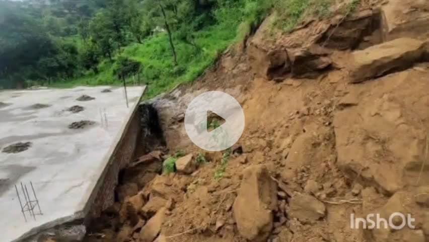 लगदू: गांव मरियाना में लैंडस्लाइड से पवन कुमार का मकान हुआ क्षतिग्रस्त, प्रशासन से मुआवजे की गुहार लगाई