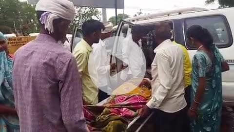 सागवाड़ा: ओबरी में एक दुकान का छज्जा गिरने से एक महिला के हाथ-पैर टूटे, गंभीर हालत में किया गया रेफर