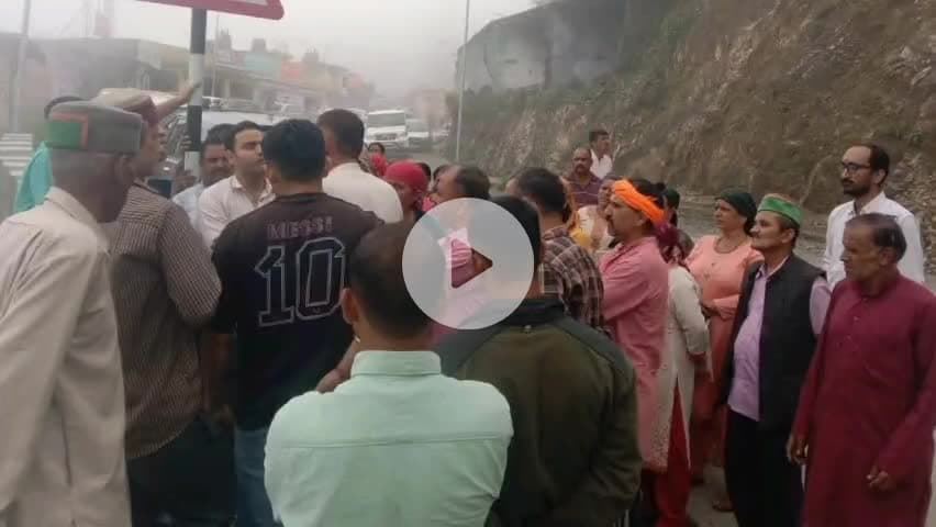कमरऊ: कमरऊ में RGB कम्पनी के खिलाफ प्रदर्शन कर रही महिलाओं के बीच पहुंची एसडीएम