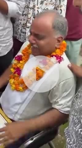 भिंड के #मेहगांव में बीईओ हैं श्री राजवीर शर्मा! शर्माजी का आरोप है, 20 हजार की रंगदारी नहीं देने पर भाजपा मंडल अध्यक्ष नीरज शर्मा ने उन्हें थप्पड़ मार दिया!

स्कूली छात्रों द्वारा आयोजित अभिनंदन समारोह में वे रोते हुए बोले, "बेटा होता, तो