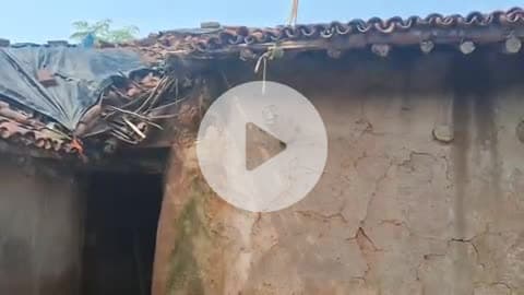चरही कई मिट्टी के घर गिरने के कगार पर है