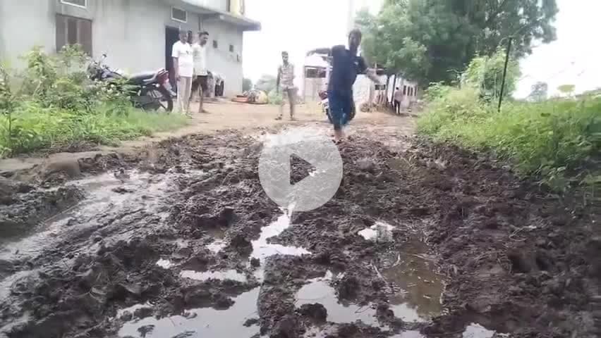 प्रतापगढ़: सैलारपुरा में कीचड़ भरे रास्ते से स्कूल जा रहे बच्चे, ग्रामीणों को भी हो रही परेशानी #jansamasya