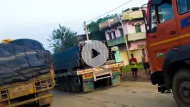 CHANDIL : एनएच 32 नीमडीह में कार-ट्रक में सीधी भिड़ंत कार चालक की मौत, तीन गंभीर #chandilnews #nimdihnews #roadaccident