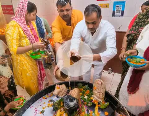 श्रावण मास शिवरात्रि की हार्दिक शुभकामनाएं।
Heartiest greetings on the occasion of Shravan month Shivratri.
@rajendra_yadav 
#National_President
#भारतीय_किसान_संगठन