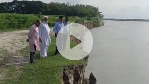 आजमनगर महानंदा नदी घाट के निकट हो रहे भीषण कटाव का निरीक्षण को पहुंचे अंचल अधिकारी