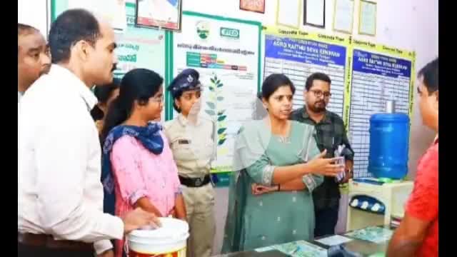 గుండ్లపల్లి: మండల కేంద్రంలోని విత్తనాలు, ఎరువుల దుకాణాలను ఆకస్మికంగా తనిఖీ చేసిన జిల్లా కలెక్టర్ ఇలా త్రిపాఠి