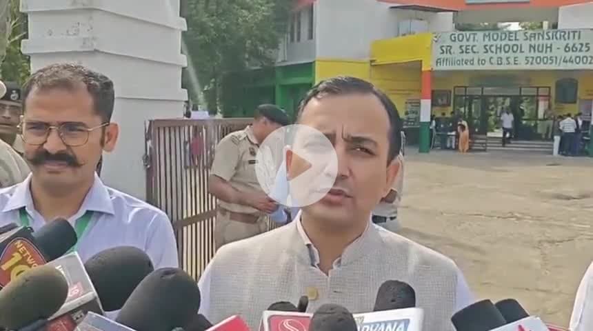 HSSC चेयरमैन हिम्मत सिंह पहुंचे एग्जाम सेंटर, बच्चों का हौसला बढ़ाया!
#HSSC #CET #HaryanaNews #HimmatSingh #Today #HSSCExam