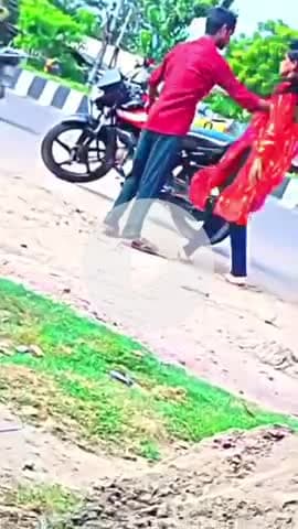 #मसौरा से #महरौनी_रोड पर  #पति अपनी #पत्नी को कितनी बेरहमी से #मार रहा है ऐसा #पागल व्यक्ति ही कर सकता है
#public