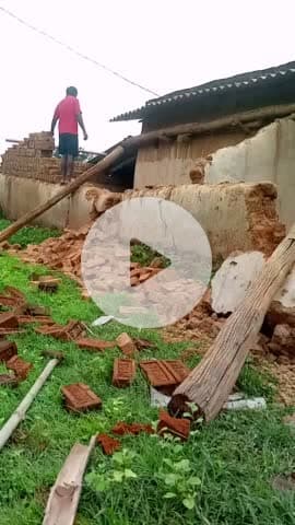 chanho ke
bejang gaw me bhari barish ke wajah se rajendra lakra ke ghar gira