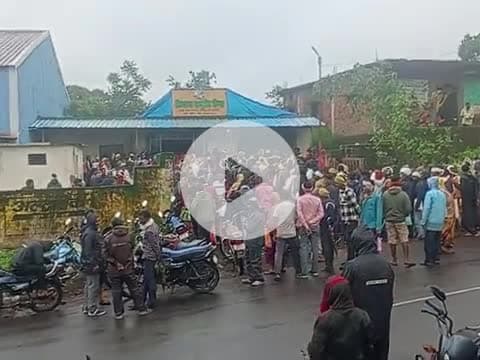किसान परेशान यूरिया न मिलने के कारण तामिया बिजोरी किशन समृद्धि केंद्र में रही भीड़ जिसने सासन की बड़ी लापरवाही #परासिया