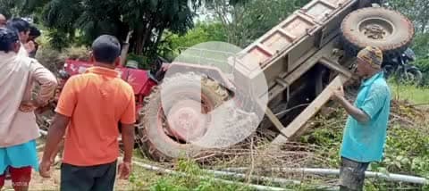 తల్లాడ: మొక్కలు తరలిస్తున్న ట్రాక్టర్ బోల్తా డైవర్ కి గాయాలు