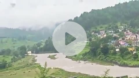 @गरुड़ में गोमती नदी उफान पर
06/08/2025