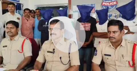 తల్లాడ: రాగి తీగ దొంగలను ఐదుగురిని అరెస్ట్ చేసినట్టుగా తెలియజేసిన డి.ఎస్.పి రవీందర్ రెడ్డి