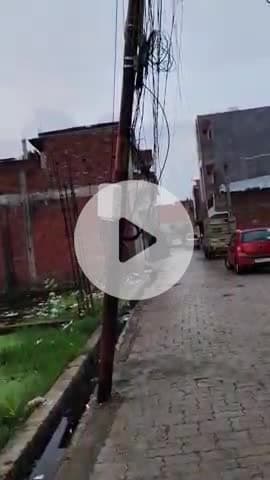 ये वीडियो मकड़ीखेड़ा, एकलव्य पब्लिक स्कूल के पास का है। किसी भी समय ये पोल गिर सकता है,केस्को की लापरवाही का सबूत।#kesco