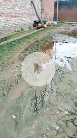ग्राम पंचायत मानपुर चिकतिया के ग्राम हरदुआ, में खड़ंजे पर घूरा डाल कर रास्ता बंद कर दिया है।#ग्रामविकासअधिकारी।
