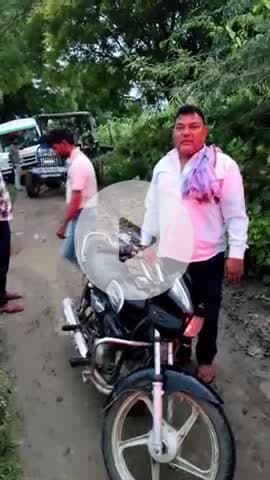#mathura #राया
मथुरा :गांव सरदारगढ़ में प्रेगनेंट महिला को लेने गई एंबुलेंस रास्ते में फस गई।जिससे बच्चे की मौत हो गई