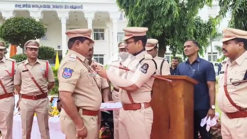 వాంకిడి: ఆసిఫాబాద్ జిల్లాకు చెందిన 9మంది పోలీస్ సిబ్బందికి ఉత్తమ సేవా పురస్కారాలు అందజేసిన జిల్లా ఎస్పీ కాంతిలాల్ పాటిల్
