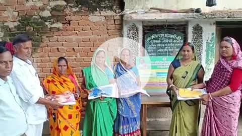 जनवितरण प्रणाली परमेश्वर रविदास मुखिया आशा देवी के हाथों से लाभुकों को धोती,साड़ी,लूंगी वितरण किया@#नावाडीहजयनगर कोडरमा