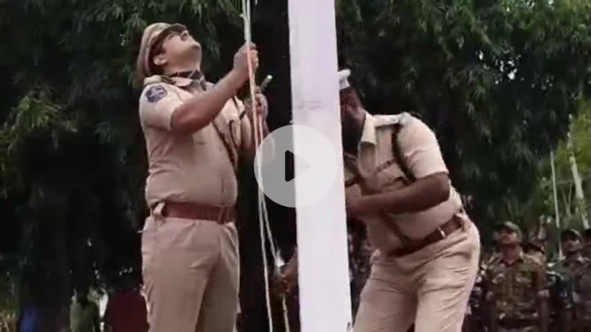 వాంకిడి: జిల్లా పోలీస్ కార్యాలయంలో జాతీయ జెండాను ఆవిష్కరించిన ఎస్పీ కాంతిలాల్ పాటిల్
