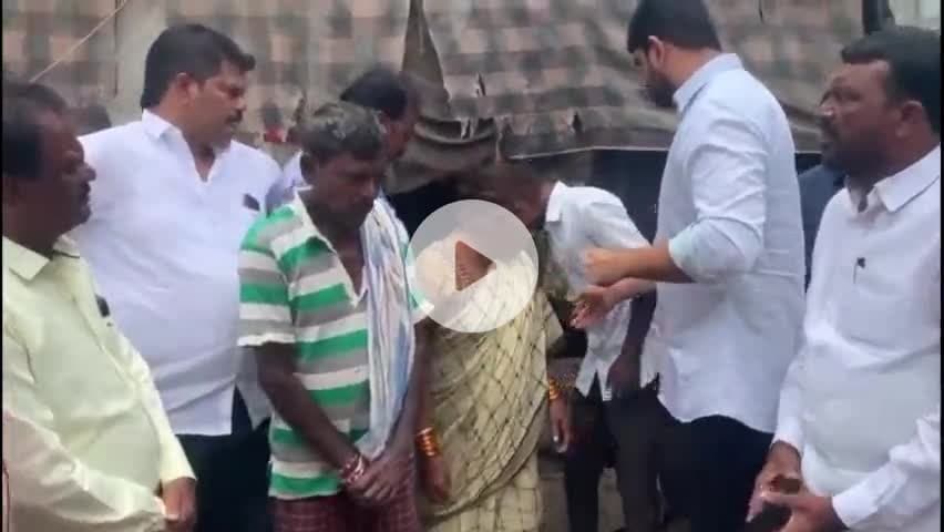 ఇల్లందకుంట: మండల కేంద్రంలో నిరుపేద కొమురక్క ఇంటిని పరిశీలించి వెంటనే ఇందిరమ్మ ఇల్లు మంజూరు చేయాలి MLA కౌశిక్ రెడ్డి డిమాండ్
