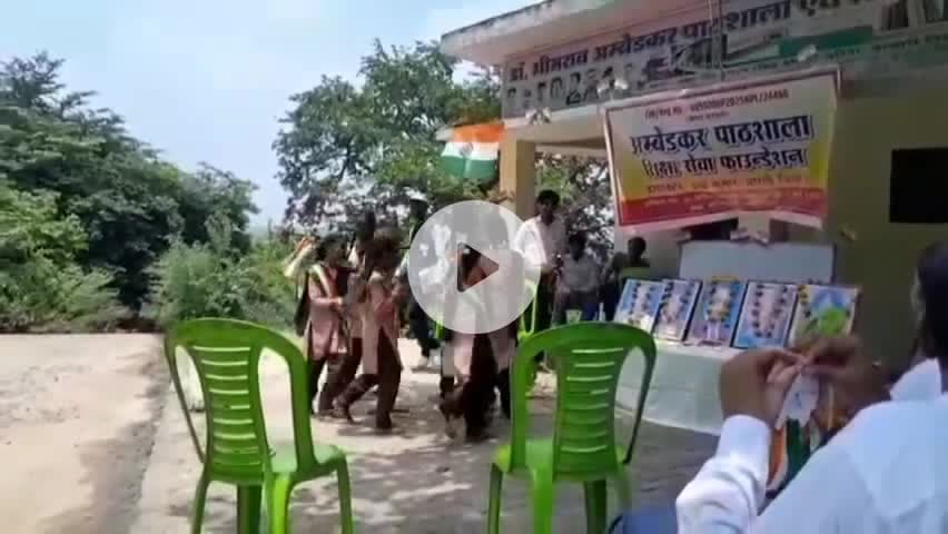 चरखारी: स्वतंत्रता_दिवस पर अम्बेडकर पाठशाला चरखारी के बच्चों द्वारा मोबाइल के दुष्प्रभाव शीर्षक पर #नुक्कड़_नाटक प्रस्तुत किया और लोगों को जागरूक किया की छोटे बच्चों को मोबाइल से दूर रखे