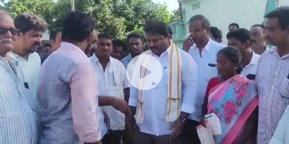 మచిలీపట్నం: పెదముత్తేవి గ్రామంలో లబ్ధిదారులకు సీఎం సహాయనిధి చెక్కులను పంపిణీ చేసిన ఎమ్మెల్యే కుమార్ రాజా