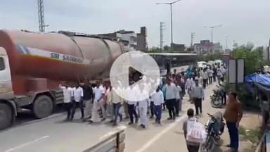 నారాయణపూర్: మండల కేంద్రంలో మార్వాడీలకు వ్యతిరేకంగా భారీ ర్యాలీ నిర్వహించి, స్వచ్ఛందంగా షాపులను బంద్‌ చేసిన వర్తక వ్యాపారులు