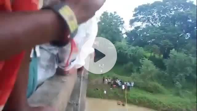 भिवापूर: भिवापुरात कारचा भीषण अपघात, भरधाव कार थेट मरू नदीपात्रात कोसळली