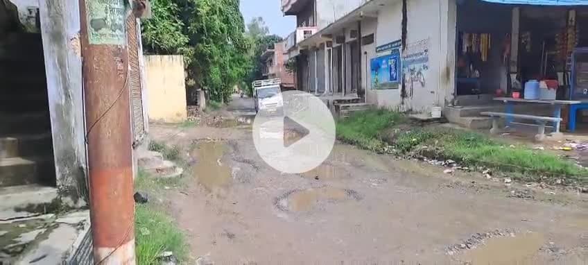 गोरखपुर।राष्ट्रीय राजमार्ग को जोड़ने वाली सड़क हुई क्षतिग्रस्त, सड़क के गड्ढों में भरा बारिश का पानी