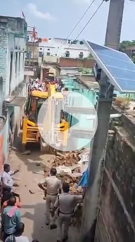 सिकरिया गांव में अतिक्रमण के विरुद्ध प्रशासन के द्वारा मकान तोड़ा गया! 
#सिकारिया#जहानाबाद
