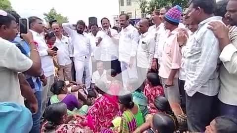 భూత్పూర్: భూత్పూర్లో రైతుల రాస్తా రోకో.. ట్రాఫిక్ జామ్ రైతులకు మద్దతు:మాజీ మంత్రులు , మాజీ ఎమ్మెల్యేలు