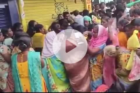 తిప్పర్తి: నల్లగొండ జిల్లా తిప్పర్తి లోని రైతు అగ్రోస్ వద్ద యూరియా కోసం బారులు తీరిన మహిళలు