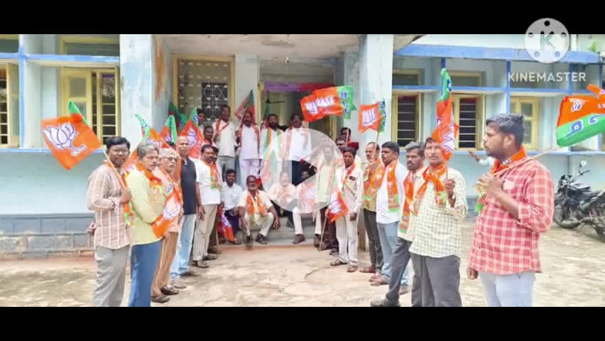రామన్నపేట: రైతులకు యూరియా ను అందించాలని బీజేపీ ఆధ్వర్యంలో తహసీల్దార్ కార్యాలయం ముందు ధర్నా