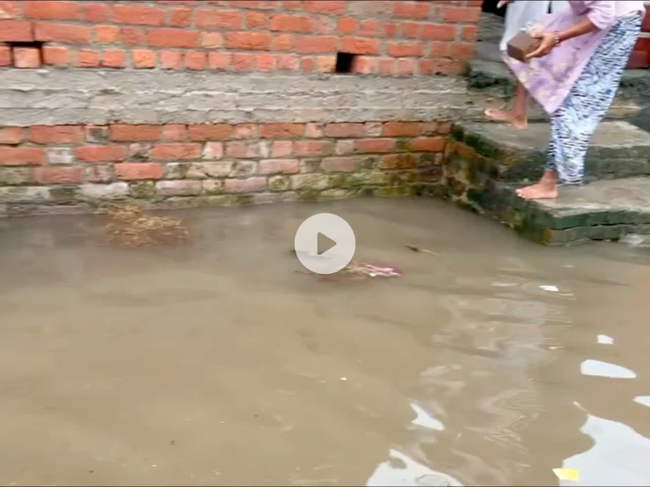 पूरनपुर मोहल्ला अहमद नगर वर्ड नो०5 बरकती मस्जिद के पास घरों के सामने भरा बारिस का पानी। प्रधान से काफ़ी खेने के बाद नहीं बनबाई सड़क #पूरनपुर