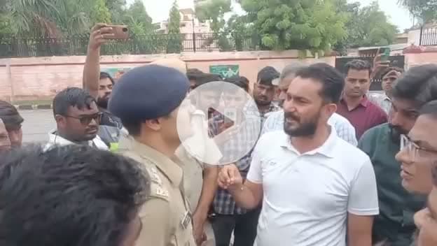 समस्या है ।लेकिन समस्या का हल नहीं कर रहे है यही सबसे बड़ी समस्या है